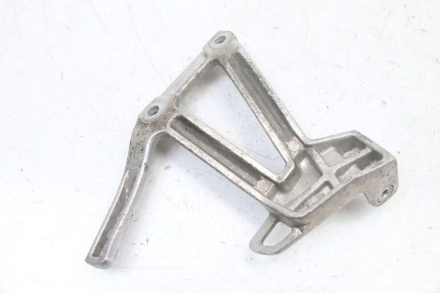 photo de REAR LEFT FOOTREST MOUNT YAMAHA FZS FAZER 600 (2001 - 2003) - Alternative perspective