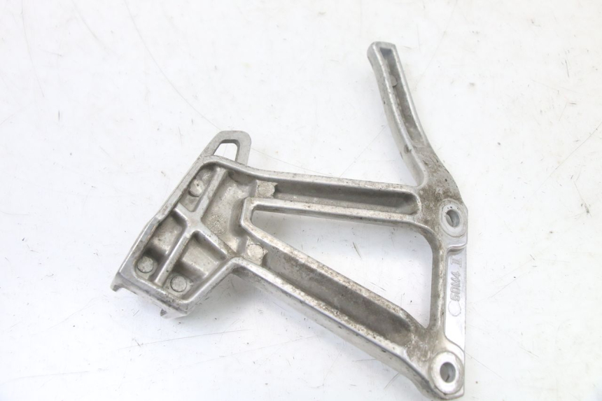 photo de REAR LEFT FOOTREST MOUNT YAMAHA FZS FAZER 600 (2001 - 2003) - Technical close-up