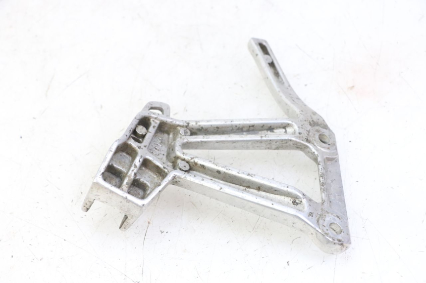 photo de REAR LEFT FOOTREST MOUNT YAMAHA FZS FAZER 600 (2001 - 2003) - Alternative perspective