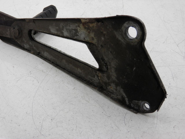 photo de REAR LEFT FOOTREST MOUNT YAMAHA YBR 125 (2004 - 2006) - Alternative perspective