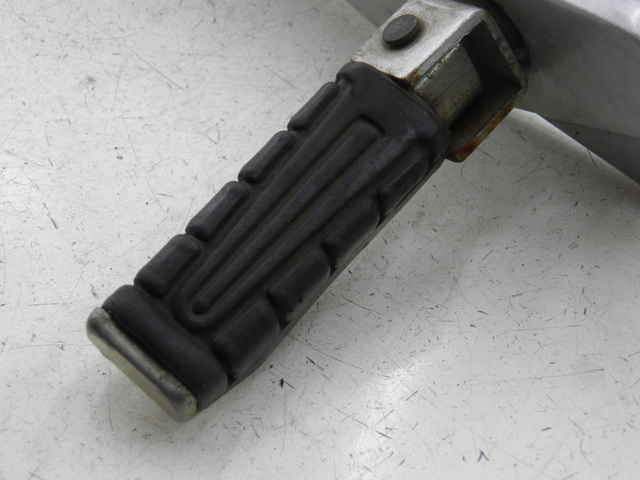 photo de REAR LEFT FOOTREST MOUNT YAMAHA YBR CUSTOM 125 (2008 - 2010) - Component detail