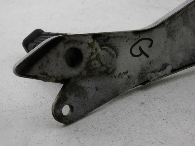 photo de REAR LEFT FOOTREST MOUNT YAMAHA YBR CUSTOM 125 (2008 - 2010) - Technical close-up