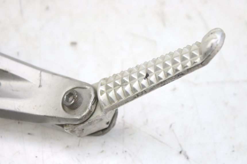 photo de LEFT REAR FOOTREST MOUNTING PLATE YAMAHA YZF R1 1000 (2007 - 2008) - Component detail
