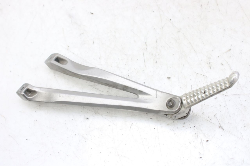 photo de LEFT REAR FOOTREST MOUNTING PLATE YAMAHA YZF R1 1000 (2007 - 2008) - Zoom on usage condition