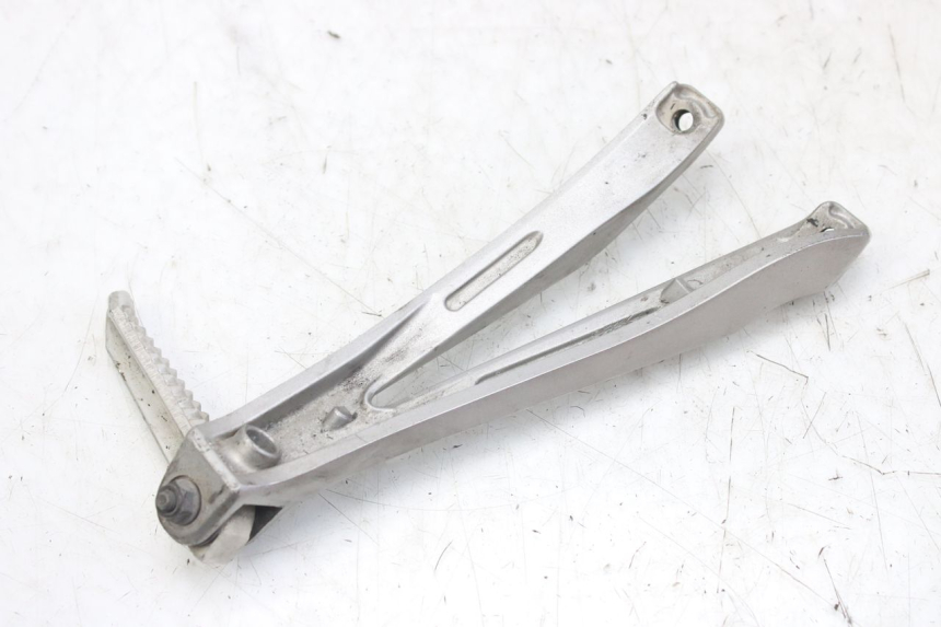 photo de LEFT REAR FOOTREST MOUNTING PLATE YAMAHA YZF R1 1000 (2007 - 2008) - Alternative perspective