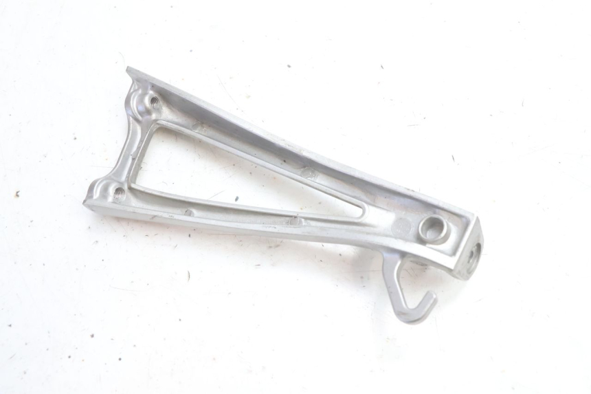 photo de REAR LEFT FOOTREST MOUNT YAMAHA YZF R6 600 (2008 - 2009) - Alternative perspective