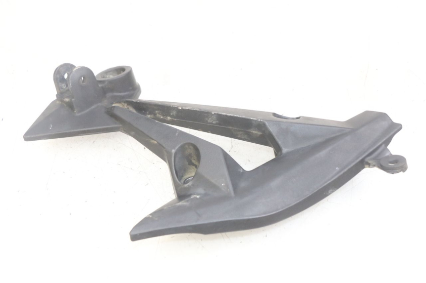 photo de LEFT REAR FOOTREST BRACKET KAWASAKI Z 750 (2007 - 2013) - Alternative perspective