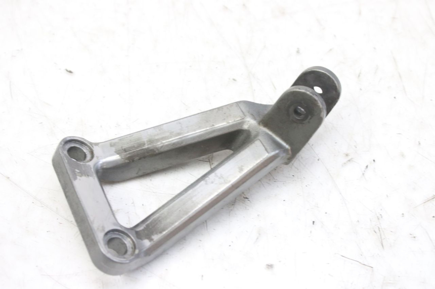photo de LEFT REAR FOOTREST MOUNT KAWASAKI ZX-6R ZX6R 600 (1995 - 1997) - Alternative perspective