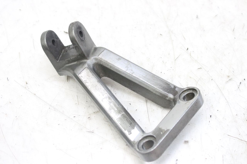 photo de LEFT REAR FOOTREST MOUNT KAWASAKI ZX-6R ZX6R 600 (1995 - 1997) - Technical close-up