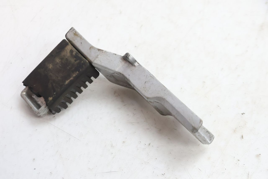 photo de FRONT RIGHT FOOTREST MOUNT PEUGEOT 103 SPX CLIP 50 (1989 - 1992) - Technical close-up