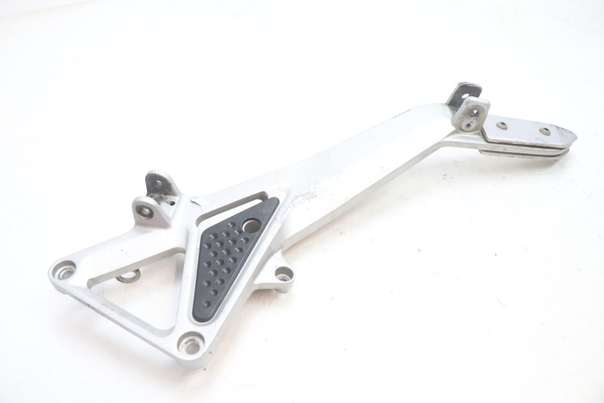 photo de FRONT RIGHT FOOTREST MOUNT HONDA CB F HORNET 600 (2005 - 2006) - Alternative perspective