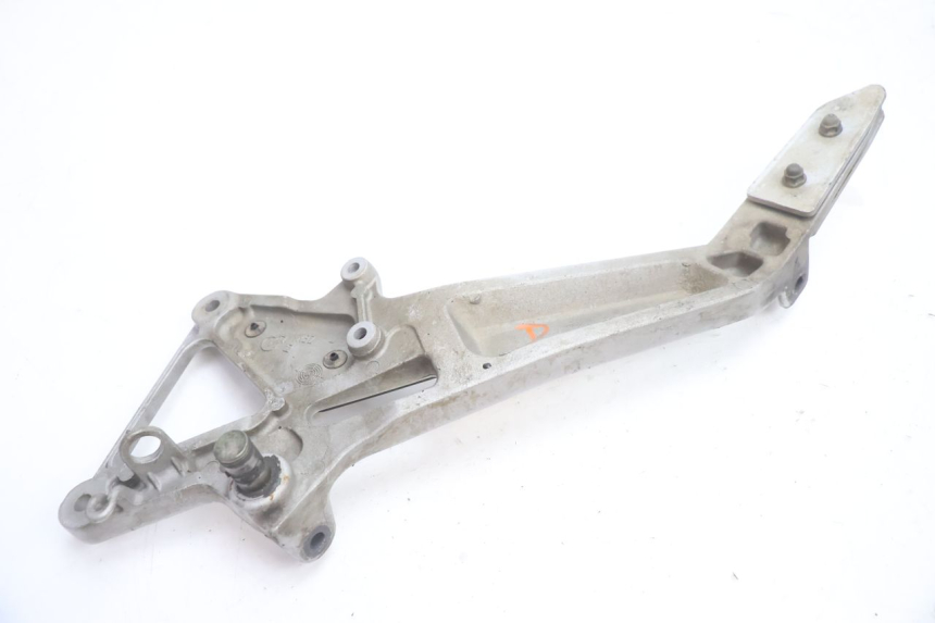 photo de FRONT RIGHT FOOTREST MOUNT HONDA CB F HORNET 600 (2005 - 2006) - Technical close-up