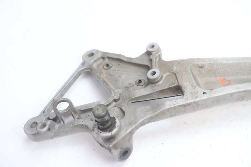 photo de FRONT RIGHT FOOTREST MOUNT HONDA CB F HORNET 600 (2005 - 2006) - Product overview