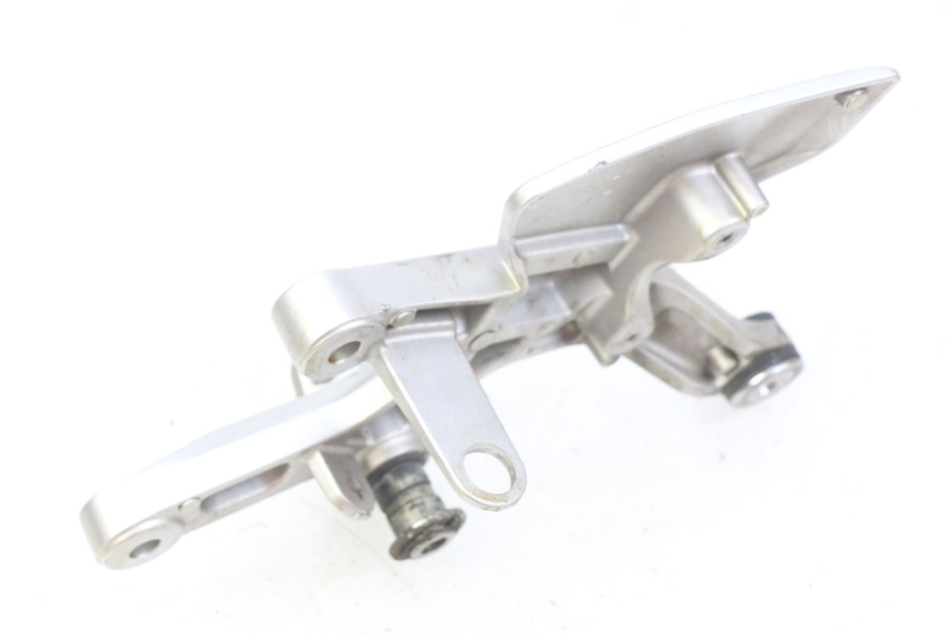 photo de RIGHT FRONT FOOTREST BRACKET HONDA CB R 1000 (2018 - 2023) - Alternative perspective