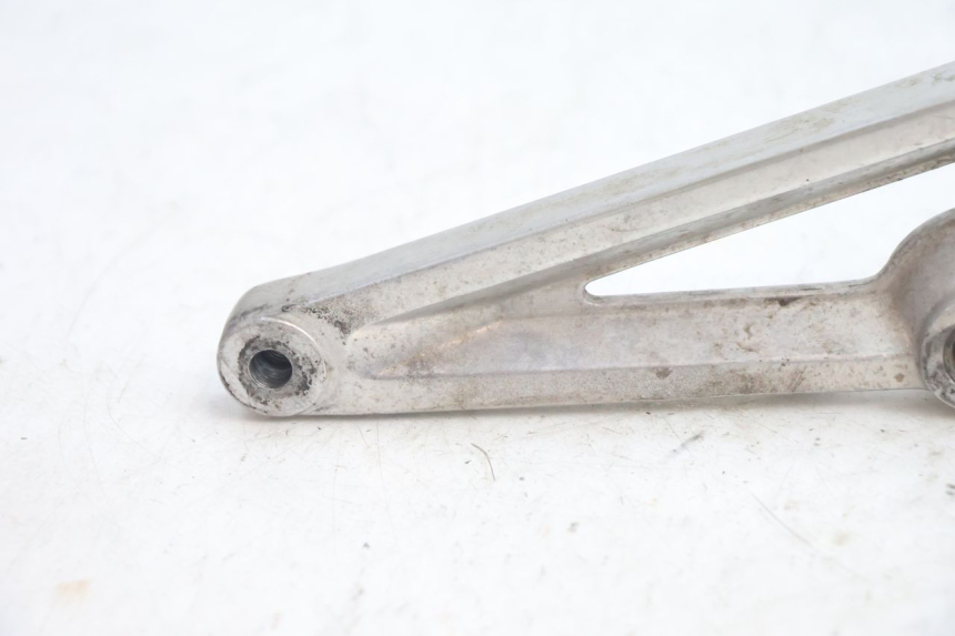 photo de FRONT RIGHT FOOTREST MOUNT HONDA CB TWO FIFTY 250 (1991 - 2002) - Component detail