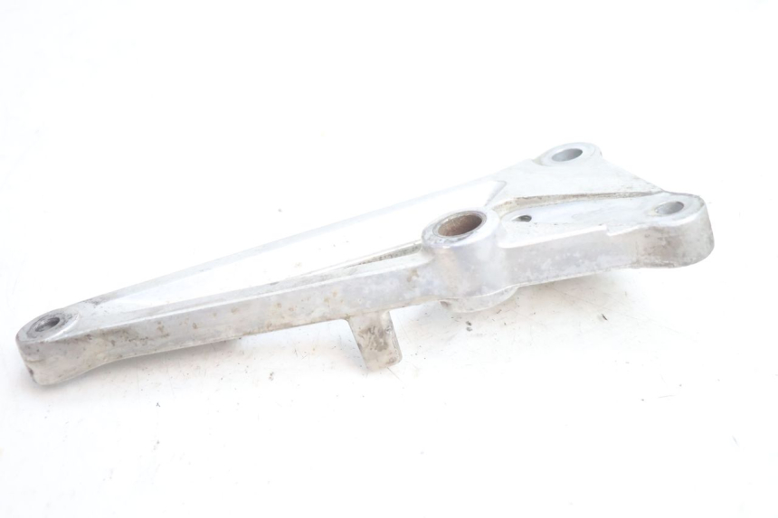 photo de FRONT RIGHT FOOTREST MOUNT HONDA CB TWO FIFTY 250 (1991 - 2002) - Alternative perspective