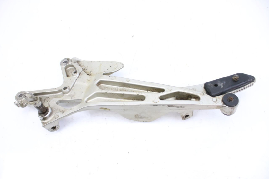 photo de RIGHT FRONT FOOTREST BRACKET HONDA CBF 500 (2004 - 2007) - Technical close-up