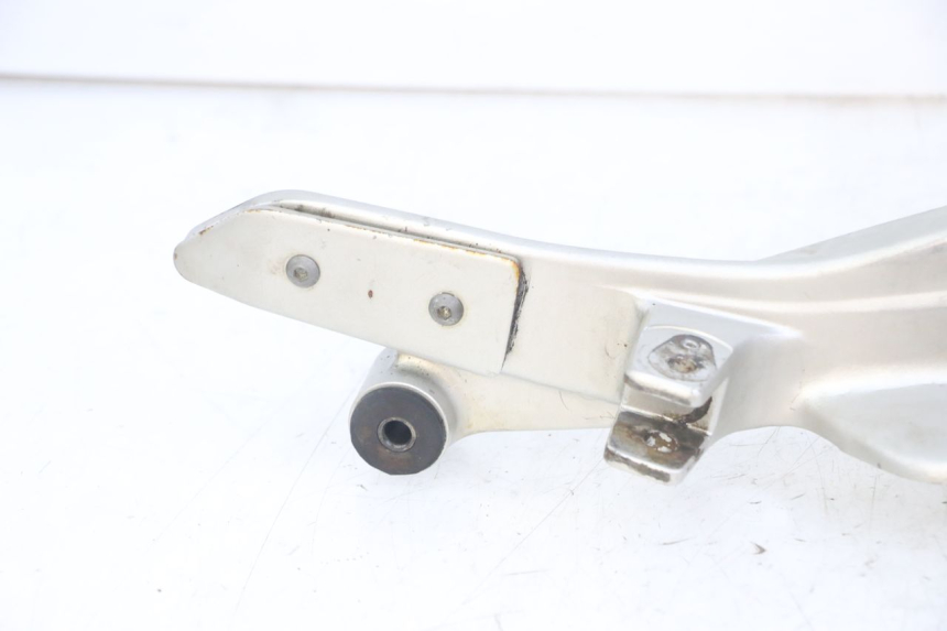 photo de RIGHT FRONT FOOTREST BRACKET HONDA CBF 500 (2004 - 2007) - Component zoom