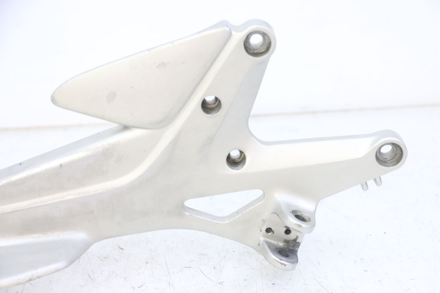 photo de RIGHT FRONT FOOTREST BRACKET HONDA CBF 500 (2004 - 2007) - High-resolution close-up