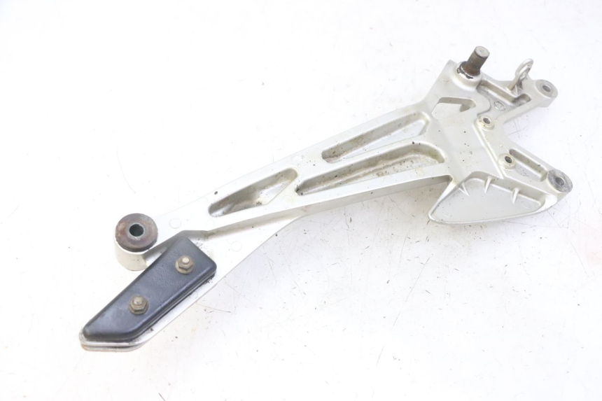 photo de RIGHT FRONT FOOTREST BRACKET HONDA CBF 500 (2004 - 2007) - Alternative perspective