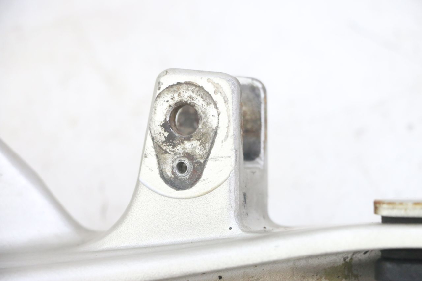 photo de RIGHT FRONT FOOTREST BRACKET HONDA CBF 500 (2004 - 2007) - Fixing points details