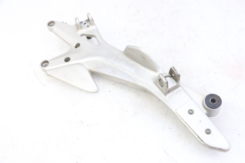 photo de RIGHT FRONT FOOTREST BRACKET HONDA CBF 500 (2004 - 2007) - Surface and material condition