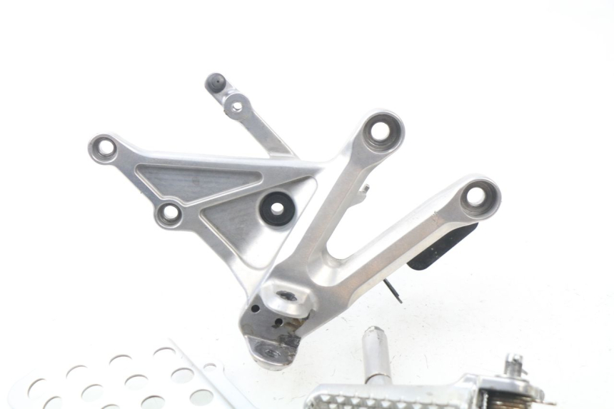 photo de FRONT RIGHT FOOTREST MOUNT HONDA CBR RR FIREBLADE 1000 (2006 - 2007) - Technical close-up