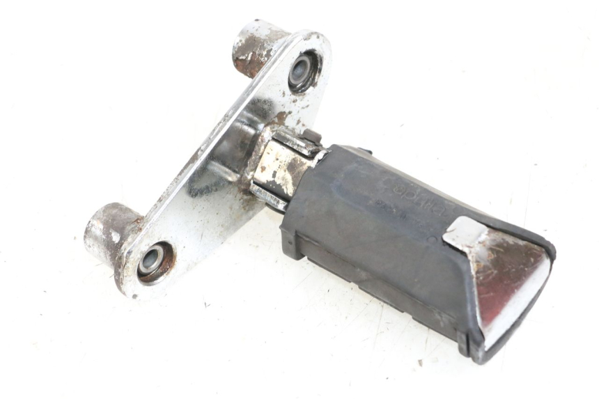 photo de FRONT RIGHT FOOTREST MOUNT APRILIA CLASSIC 125 (1995 - 2001) - Zoom on usage condition