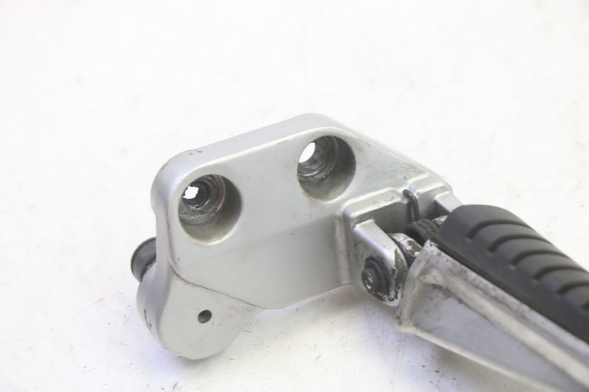photo de FRONT RIGHT FOOTREST MOUNT SUZUKI DL V STROM 1000 (2002 - 2007) - Component detail