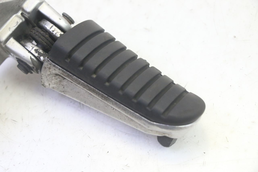 photo de FRONT RIGHT FOOTREST MOUNT SUZUKI DL V STROM 1000 (2002 - 2007) - Zoom on usage condition