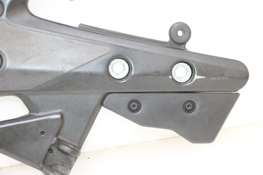 photo de FRONT RIGHT FOOTREST MOUNT KAWASAKI ER-6 ER6 F ABS 650 (2012 - 2016) - Distinctive features