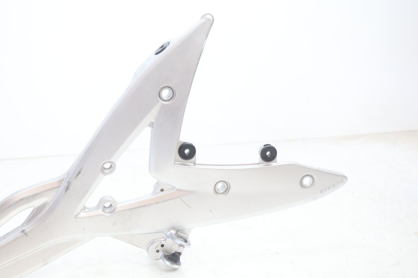 photo de FRONT RIGHT FOOTREST MOUNT KAWASAKI ER-6 ER6 N 650 (2005 - 2009) - Zoom on usage condition
