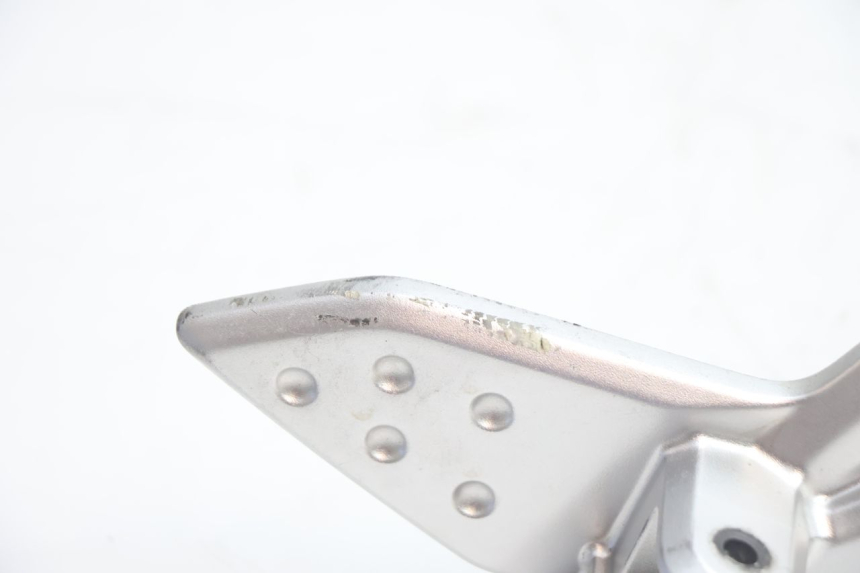 photo de FRONT RIGHT FOOTREST MOUNT KAWASAKI ER-6 ER6 N 650 (2005 - 2009) - Alternative perspective