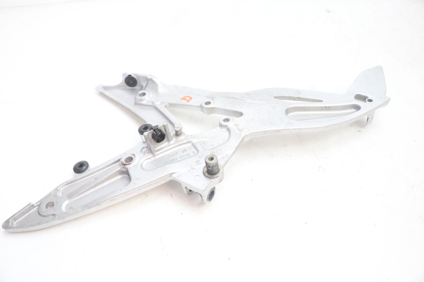 photo de FRONT RIGHT FOOTREST MOUNT KAWASAKI ER-6 ER6 N 650 (2005 - 2009) - Surface and material condition