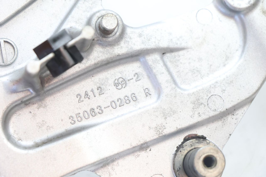 photo de FRONT RIGHT FOOTREST MOUNT KAWASAKI ER-6 ER6 N 650 (2005 - 2009) - Markings and original references