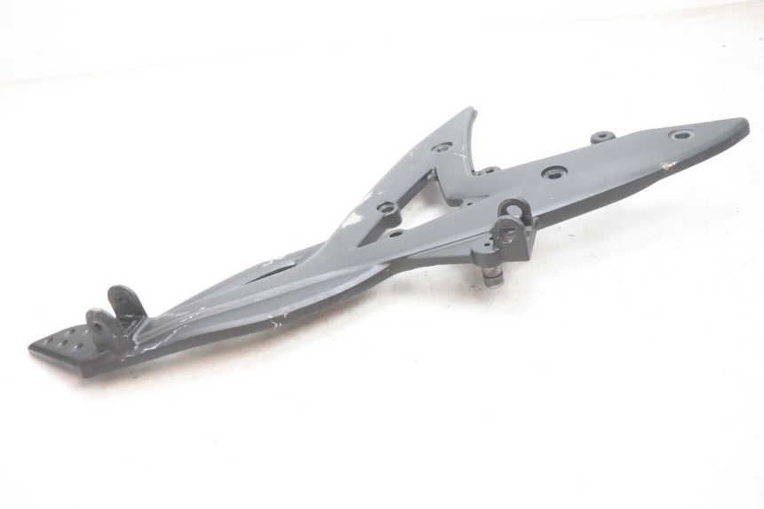 photo de FRONT RIGHT FOOTREST MOUNT KAWASAKI ER-6 ER6 N 650 (2005 - 2009) - Alternative perspective