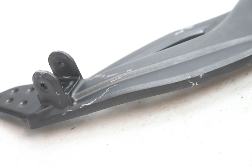 photo de FRONT RIGHT FOOTREST MOUNT KAWASAKI ER-6 ER6 N 650 (2005 - 2009) - Technical close-up