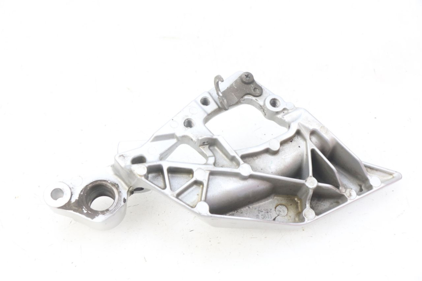 photo de RIGHT FRONT FOOTREST BRACKET YAMAHA FJR ABS 1300 (2016 - 2020) - Zoom on usage condition