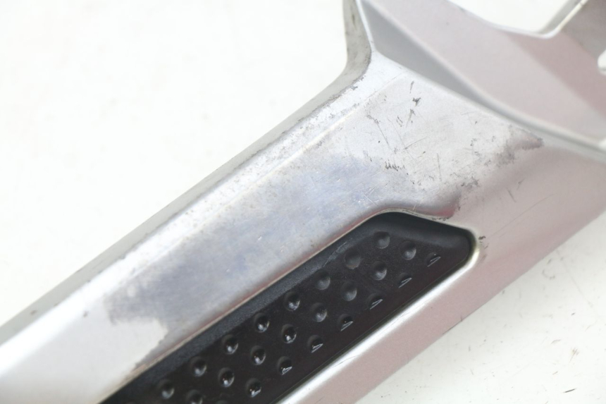 photo de FRONT RIGHT FOOTREST MOUNTING PLATE YAMAHA FJR ABS 1300 (2006 - 2012) - Component detail