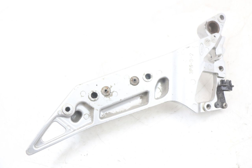photo de FRONT RIGHT FOOTREST MOUNTING PLATE YAMAHA FJR ABS 1300 (2006 - 2012) - Distinctive features