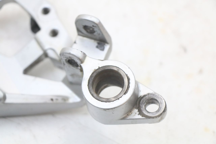 photo de FRONT RIGHT FOOTREST MOUNTING PLATE YAMAHA FJR ABS 1300 (2006 - 2012) - Fixing points details