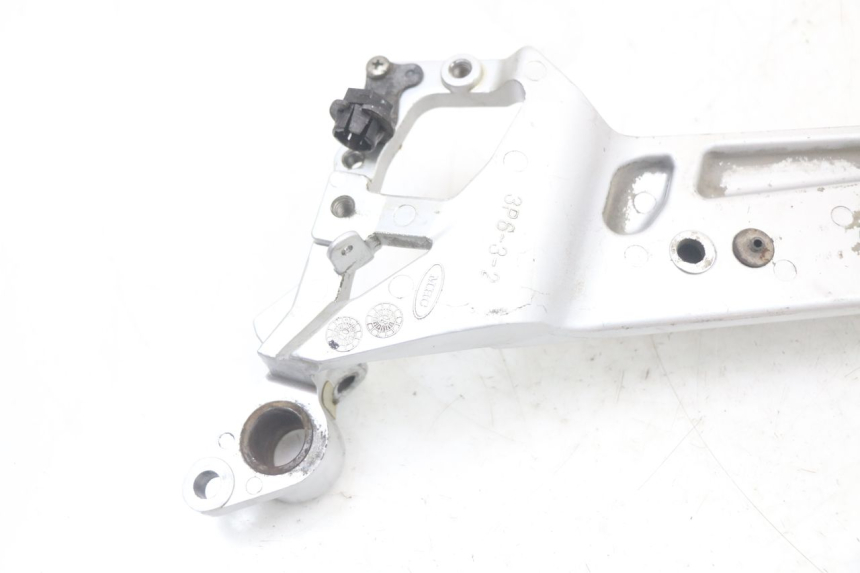 photo de FRONT RIGHT FOOTREST MOUNTING PLATE YAMAHA FJR ABS 1300 (2006 - 2012) - Markings and original references