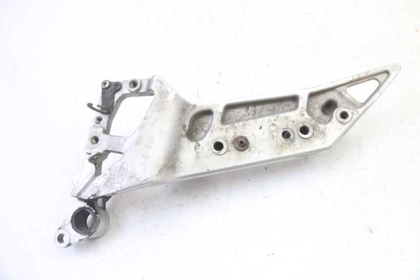 photo de FRONT RIGHT FOOTREST MOUNTING PLATE YAMAHA FJR ABS 1300 (2006 - 2012) - Fixing points details