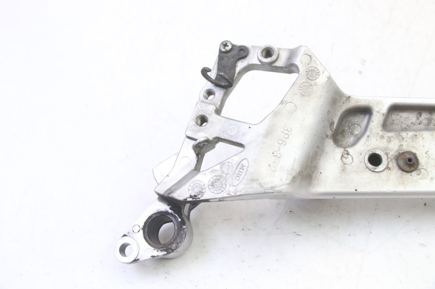 photo de FRONT RIGHT FOOTREST MOUNTING PLATE YAMAHA FJR ABS 1300 (2006 - 2012) - Surface and material condition