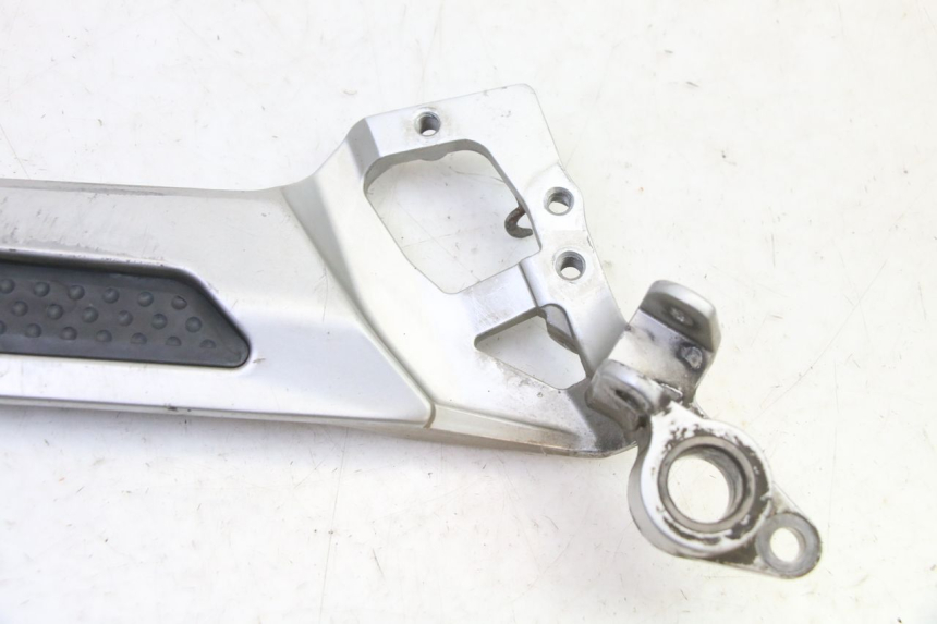 photo de FRONT RIGHT FOOTREST MOUNTING PLATE YAMAHA FJR ABS 1300 (2006 - 2012) - Zoom on usage condition
