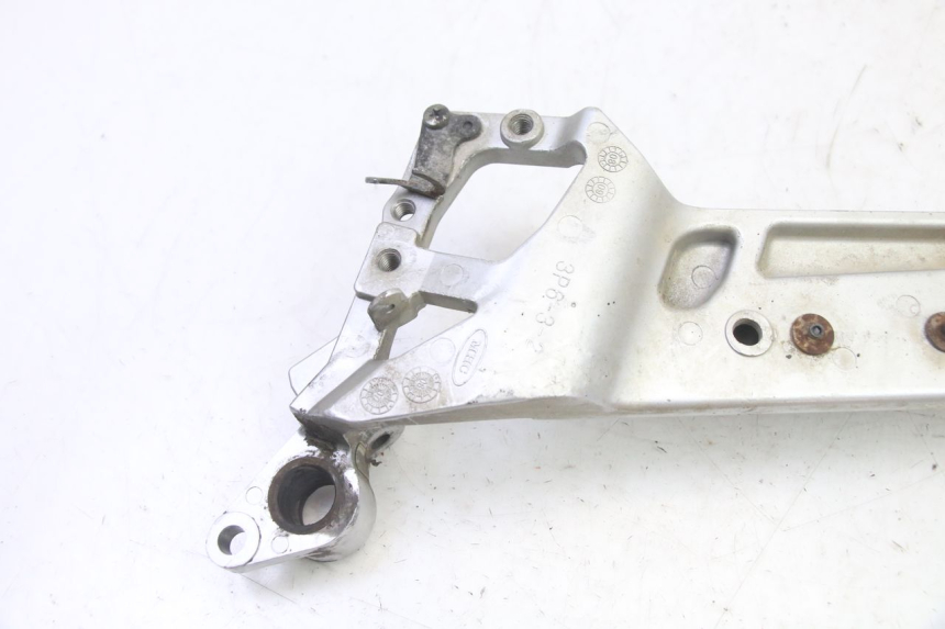 photo de FRONT RIGHT FOOTREST MOUNTING PLATE YAMAHA FJR ABS 1300 (2006 - 2012) - Fixing points details