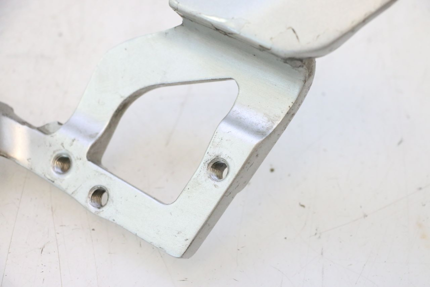 photo de FRONT RIGHT FOOTREST MOUNT YAMAHA FJR 1300 (2001 - 2005) - Zoom on usage condition