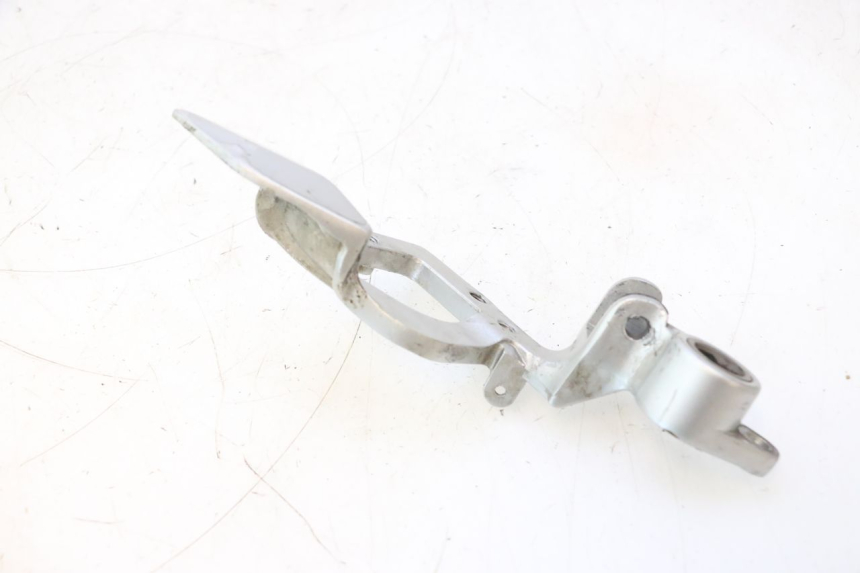 photo de FRONT RIGHT FOOTREST MOUNT YAMAHA FJR 1300 (2001 - 2005) - Fixing points details