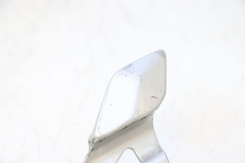 photo de FRONT RIGHT FOOTREST MOUNT YAMAHA FJR 1300 (2001 - 2005) - Markings and original references