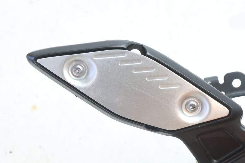 photo de FRONT RIGHT FOOTREST MOUNT YAMAHA FZ8 800 (2010 - 2016) - Component detail